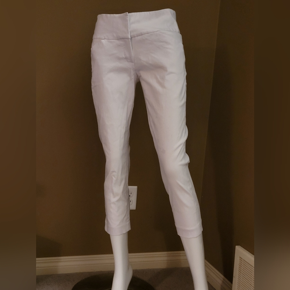 Suzy Shier White Cropped Pants
